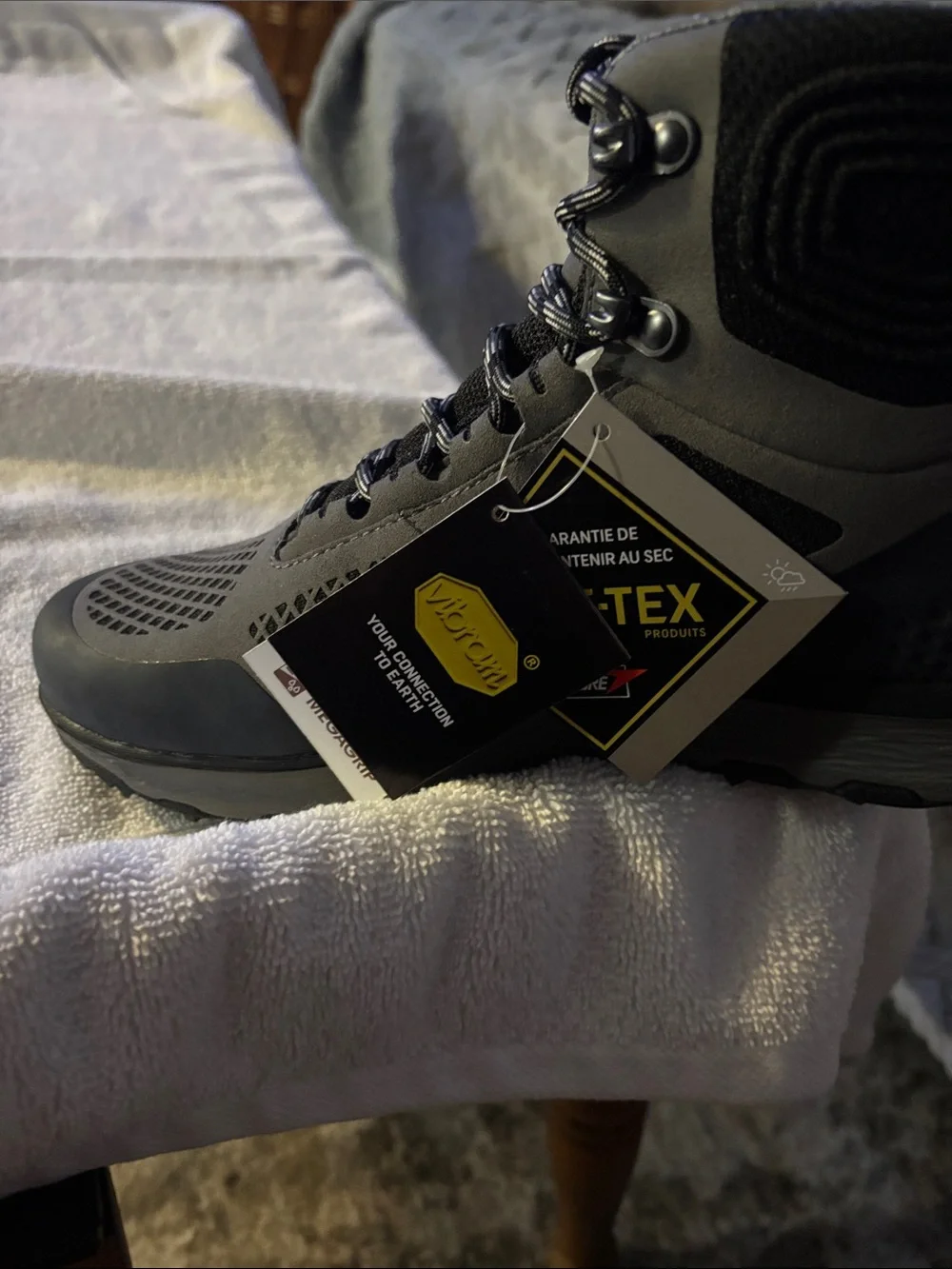 Vasque 7376 Breeze LT GTX Hiking Boot in Gargoyle/Jet Black